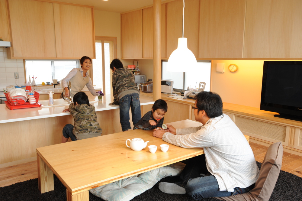 目線を合わせるために一段低くしたキッチン