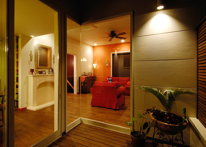 デッキからリビングを臨む