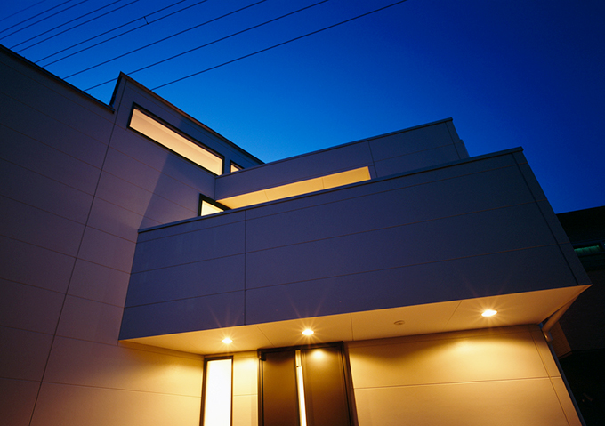 シルエットが際立つ外観夜景