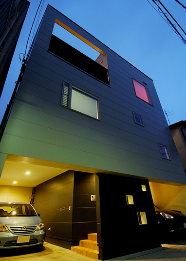 灯りが彩る外観夕景