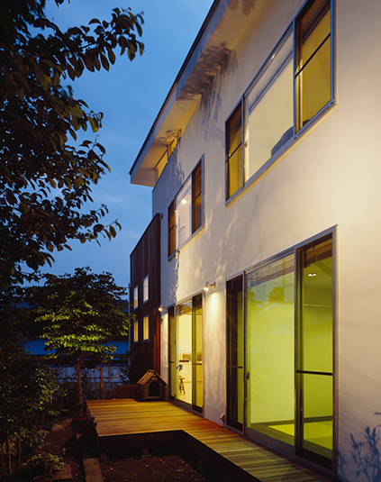 やわらかな灯りが灯った外観夜景