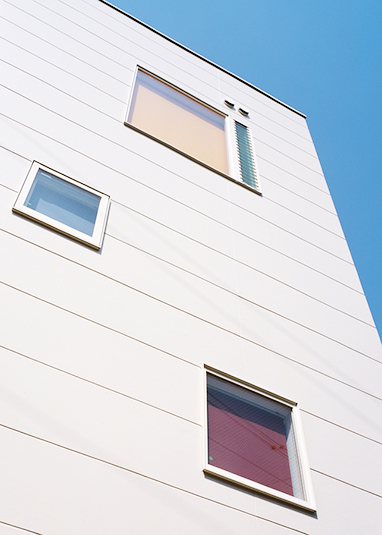 カラフルなスクリーンが外観に彩りを添える