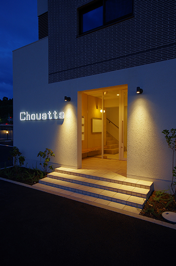 おしゃれなサインが目を引く