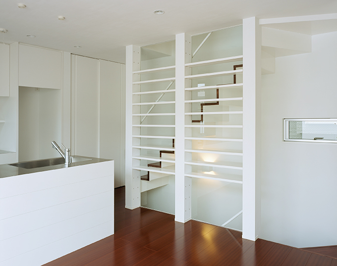 階段横の柱が程よいアクセントに