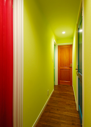 ビビットなグリーンが目を惹く廊下