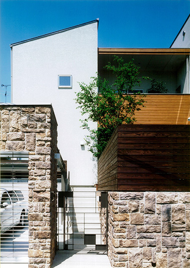 素材の組み合わせが美しい外観