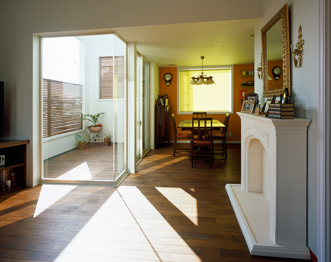 デッキから光を取り込む明るいリビング