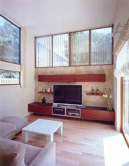 窓に囲まれた明るいリビング