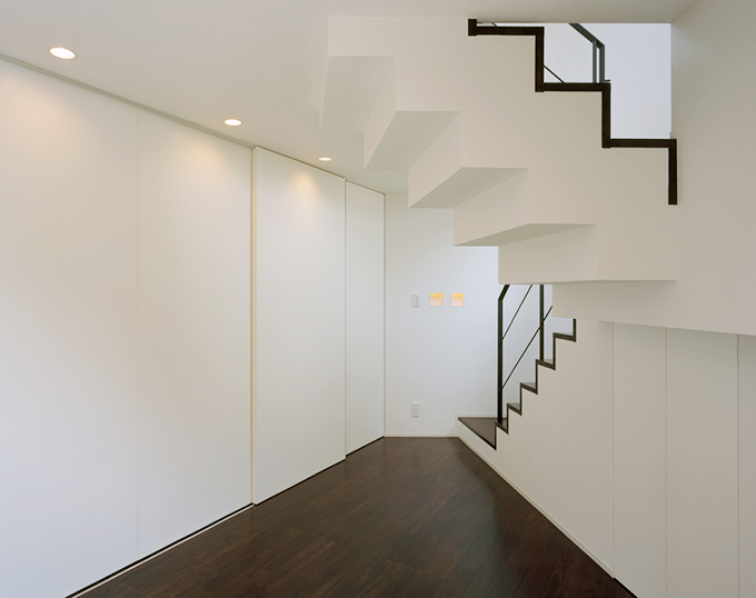 壁と一体化したスライド式の白い扉