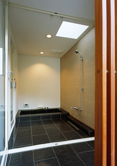 トップライトから光が入るモダンなバスルーム