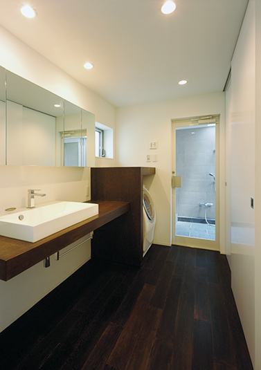 ホワイト×ウッド調、ナチュラル感ある洗面