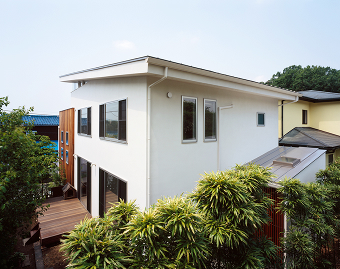 白い壁が映えるすっきりとした外観