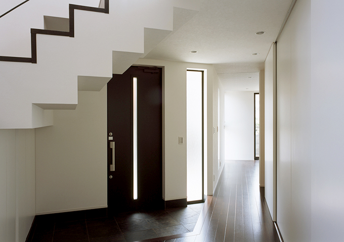 玄関に光を届ける磨りガラスの窓