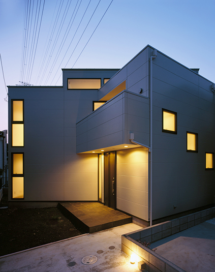 広々とした玄関ファサード