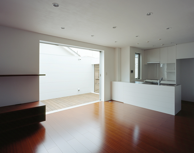 デッキへと開いた大きな窓からリビングへ光を取り入れる