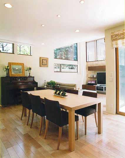 ダイニングからリビングを臨む