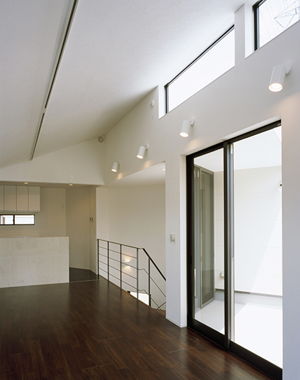 ハイサイドライトからの光が降り注ぐリビング