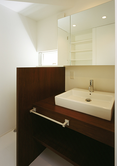 落ち着いた木目調の洗面台