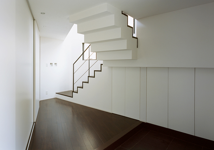 階段下収納も壁と一体化してスマートに