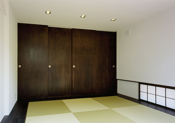 落ち着いた色の建具がモダンな雰囲気の和室