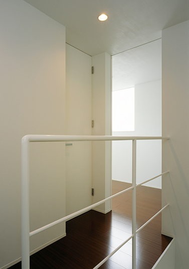 壁の色と合わせた白い手すり