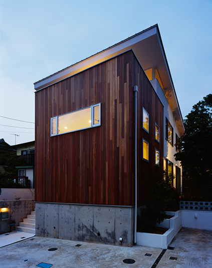 木の外壁に似合うあたたかい色の照明