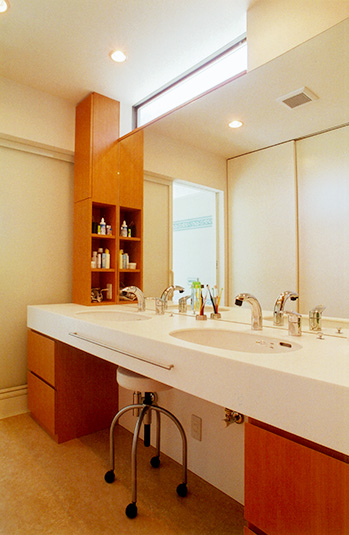 忙しい朝も安心の広い洗面