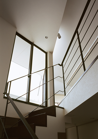 階段に光を届ける大きな窓