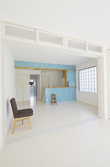 かわいいモザイクタイルのキチンカウンター