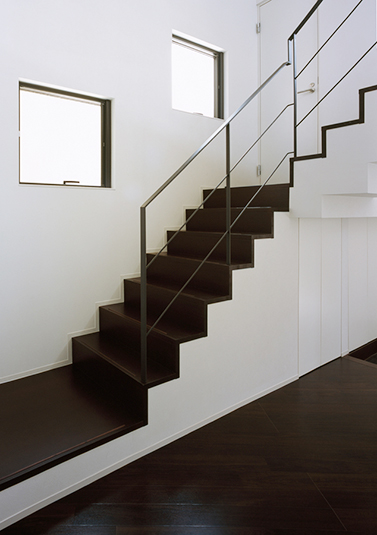 ホワイトに映える落ち着いたダークブラウンの階段