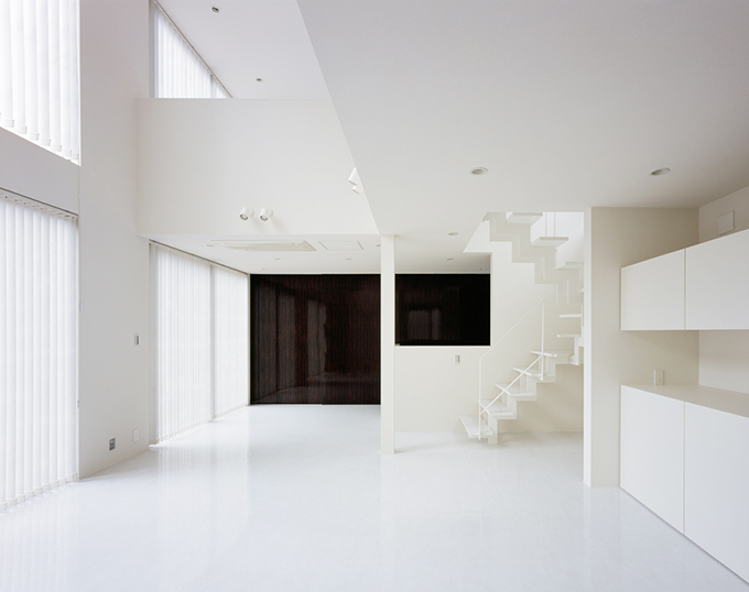 黒い壁がアクセントに