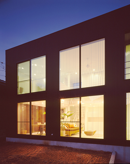 室内の灯りに輝く夕景外観