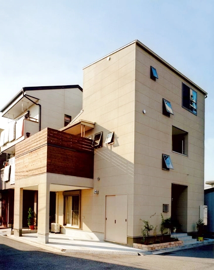 角地に建つ外観を眺める