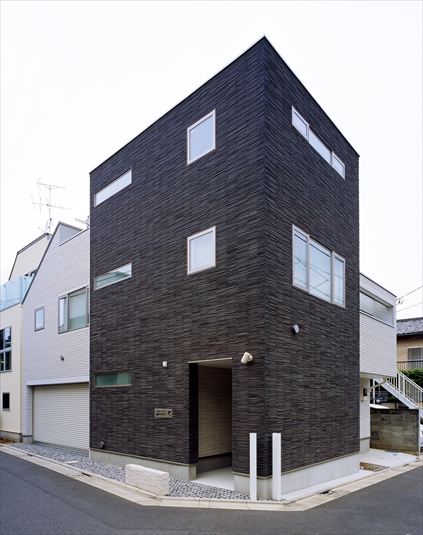 内装とは真逆の黒い外観