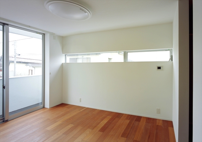 壁を横切る窓のある空間