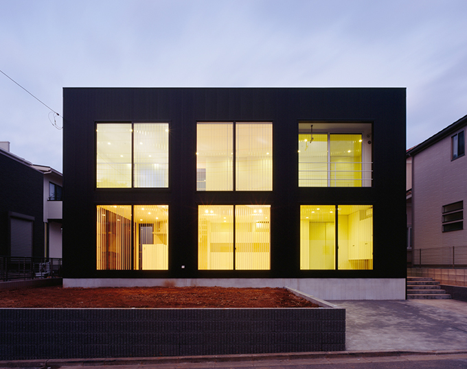 直線的で規則的な外観