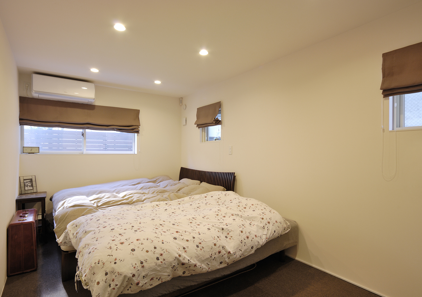 落ち着いた色合いでまとめられた、癒される寝室空間