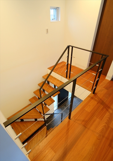 手すりの色で空間を締める濃淡色