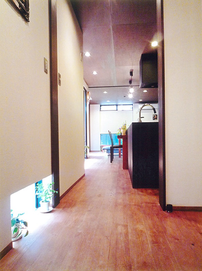 地窓と緑を配置して彩りのある廊下