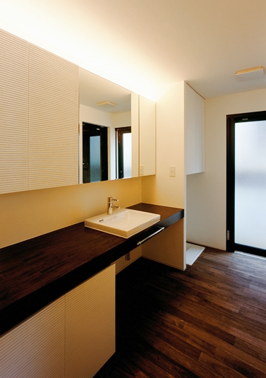 間接照明で照らすシックな洗面