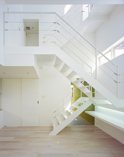 白い空間に微かに覗くイエロー