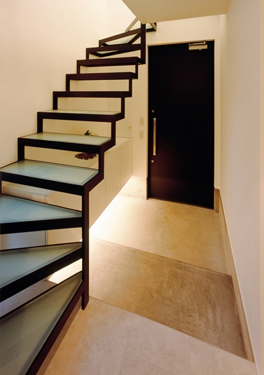 ガラスの階段が玄関に光を導く