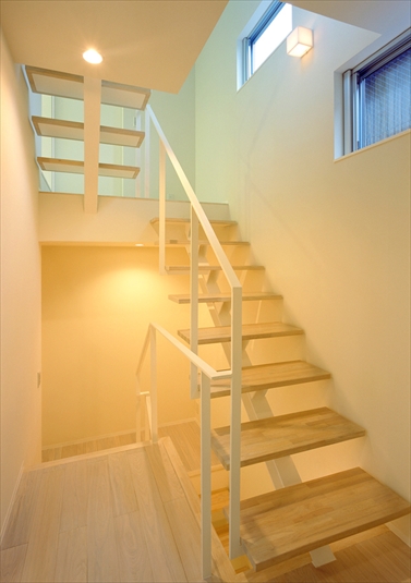 温かみのあるライトが照らす階段