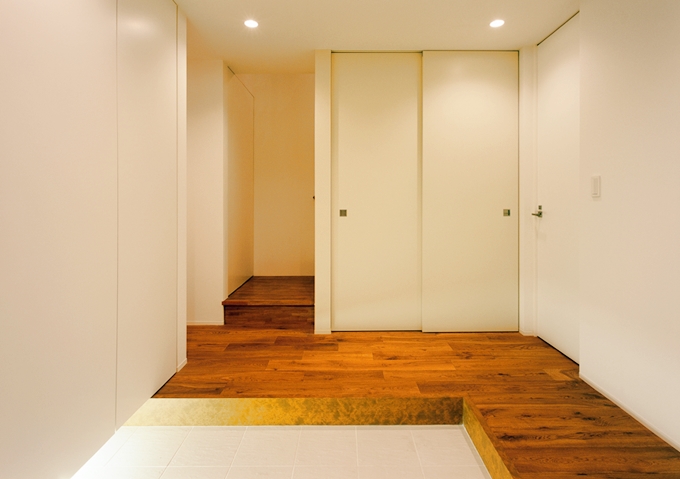無垢フローリングが迎える収納を多くとった玄関