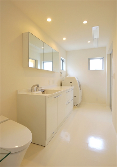 白で統一した明るい洗面スペース
