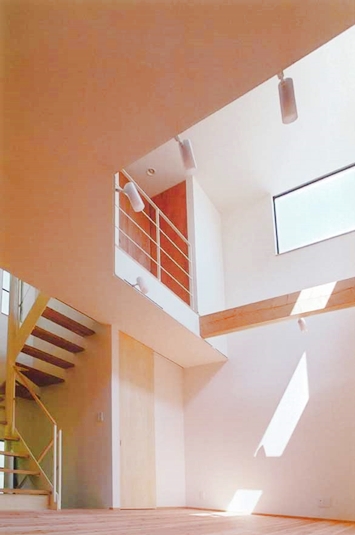 ハイサイドライトのある吹き抜けを見上げる