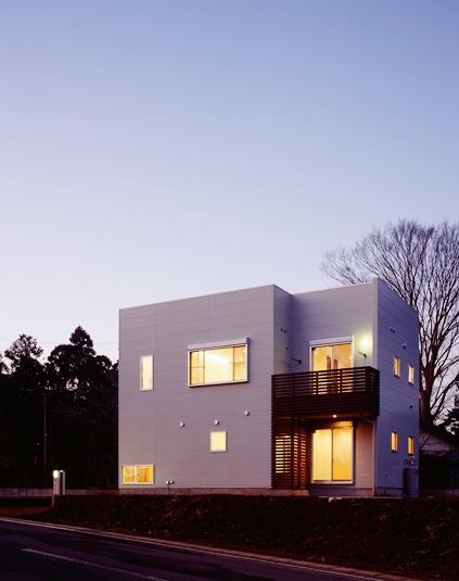 室内の灯りがともる夕景を観る