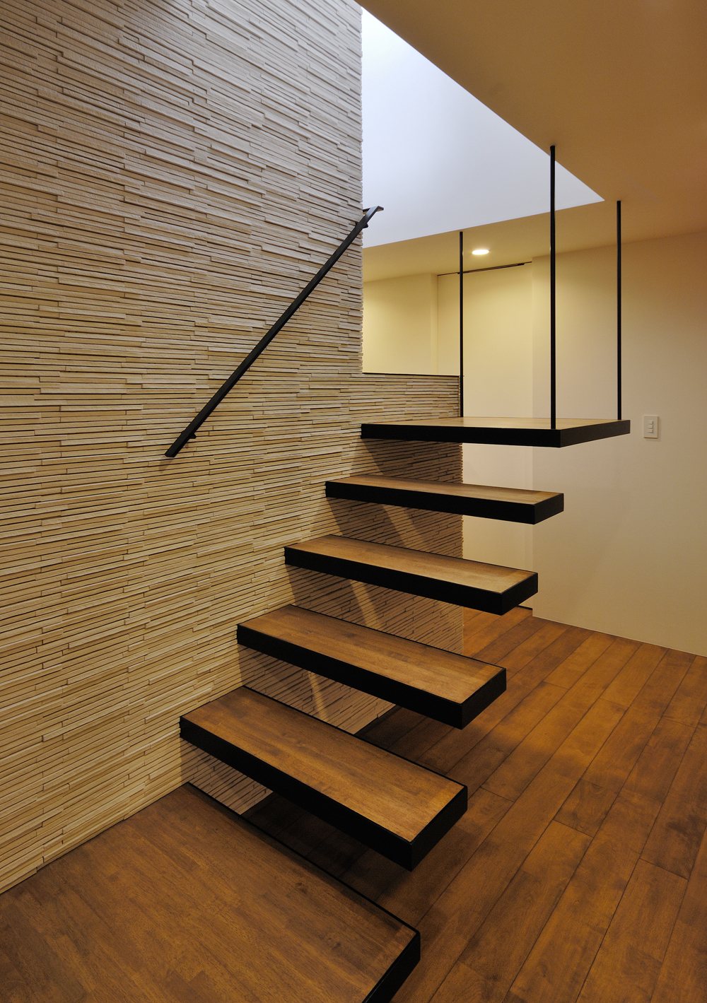 味のあるフローリングと階段踏面が、強いこだわりを感じる玄関周り