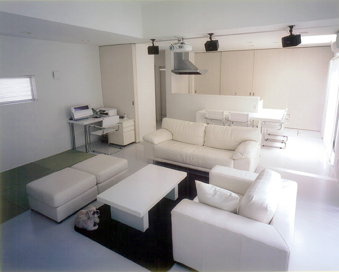 アクセントの色使いが映える白いリビング