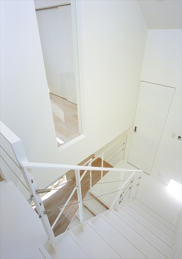 真っ白な中に木の温もりが垣間見える空間